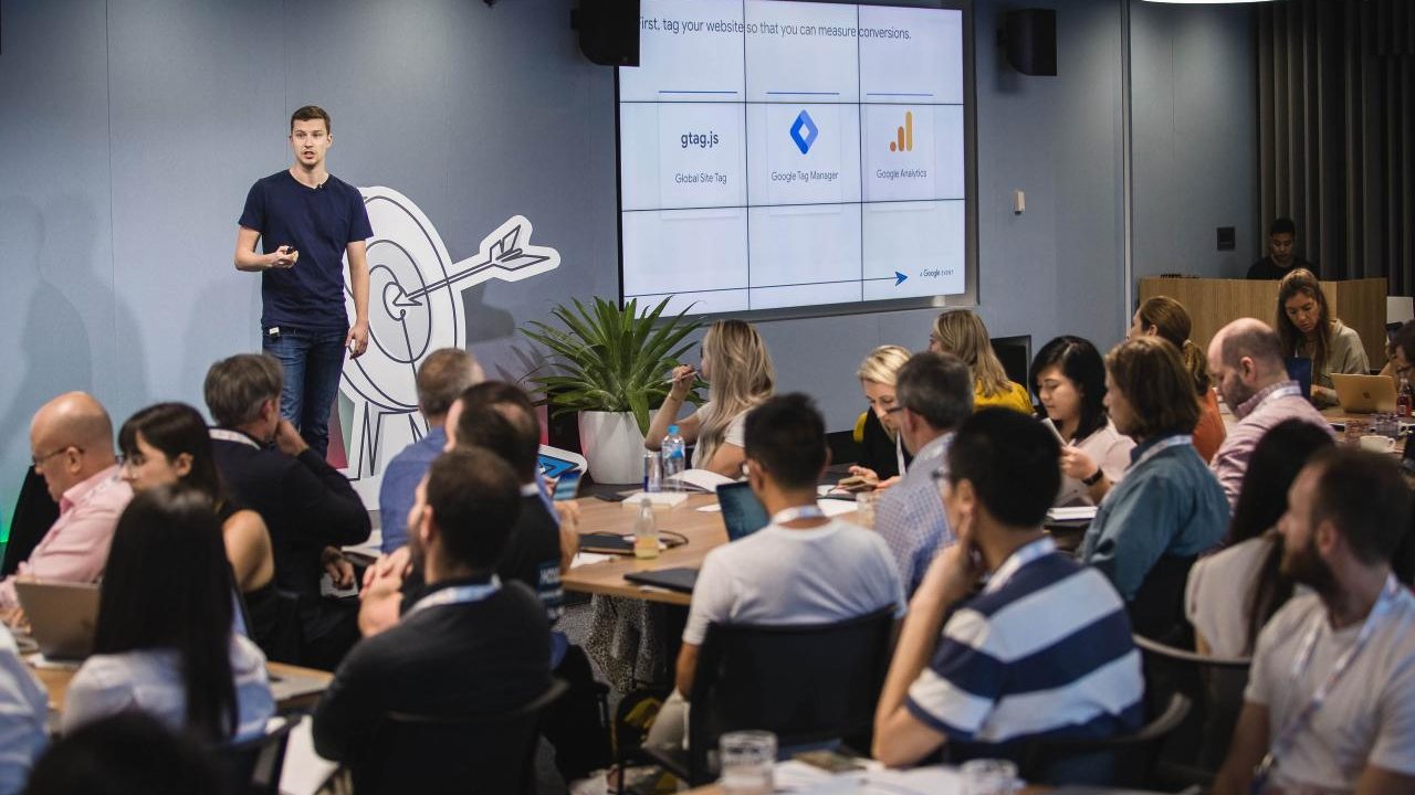 Rod Queiroz presenting Google Ads measurement best practices to a room of marketers